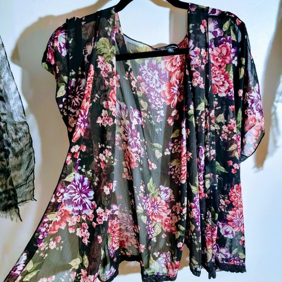 ⭐Mason & Mackenzie ⭐Black Colorful Floral ⭐️ Kimono Cardigan ⭐️ Flowing and FAB - Picture 6 of 12